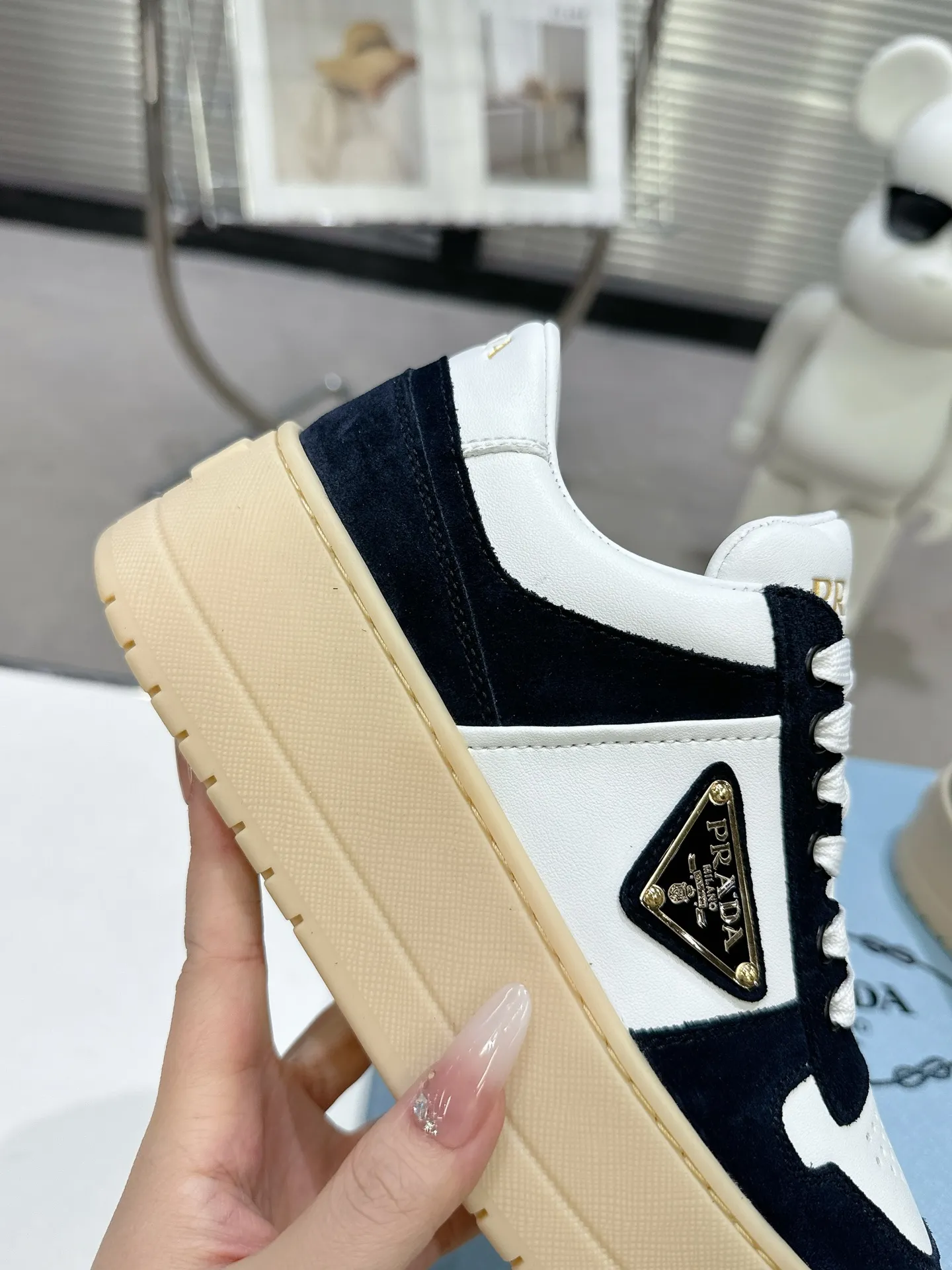 👟👟Ex-factory price 600👟👟 Prada Latest Downtown Bold series Thick-soled Platform Shoes Triangle Logo Casual Sports Shoes White Shoes Original purchase, development and production Downtown Bold sneakers are inspired by the basketball shoes of the 1980s, with sporty design and exquisite details. Crafted from perforated leather, the statement platform sole provides a unique, modern style. The Prada logo is interpreted from different angles, decorated with the iconic enameled triangular metal logo, highlighting the unique classic style. Exquisite packaging at the delivery counter🛍📦 ▪️Fabric: Original custom imported first-layer cowhide ▪️Inner lining: Original imported sheepskin ▪️Outsole: Original open-molded ultra-light foam material ▪️Sole thickness: 4.5CM ▪️Size: Women's 35-40